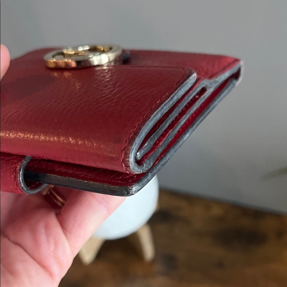 Gucci Crimson Leather Wallet with Gold Emblem - Picture 13 of 16
